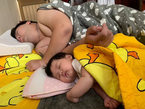 Hình ảnh 3 bố con ôm nhau ngủ khiến dân mạng cười sảng: Cần gì xét nghiệm ADN nữa - Ảnh 3.