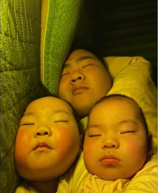 Hình ảnh 3 bố con ôm nhau ngủ khiến dân mạng cười sảng: Cần gì xét nghiệm ADN nữa - Ảnh 1.