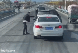 Tranh làn trên cao tốc, người đàn ông làm một việc khiến tài xế BMW tái mặt vội cố thủ trong xe - Ảnh 1.