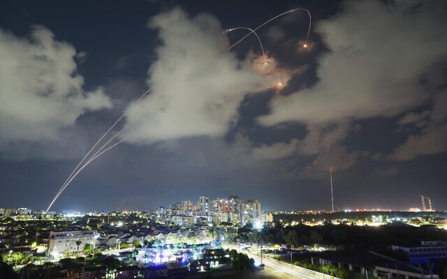 Israel đánh chặn thành công 2.000 vụ tấn công bằng tên lửa, lần đầu dùng hệ thống Arrow-3 - Ảnh 1.