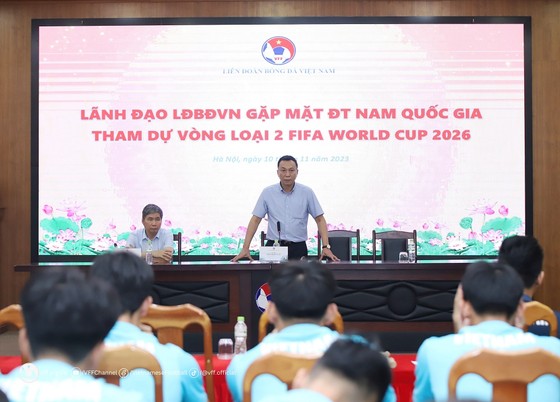 Lãnh đạo VFF gặp mặt động viên thầy trò HLV Troussier - Ảnh 2.