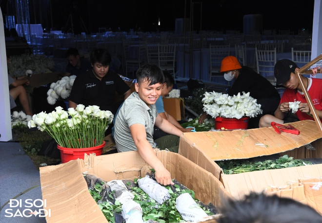  Đám cưới Đoàn Văn Hậu trang trí bằng hoa tươi nhập khẩu, cô dâu Doãn Hải My cử người xuống giám sát cắm hoa  - Ảnh 2.