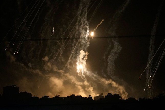 Quân đội Israel tấn công dữ dội, tuyên bố tập trung vào Dải Gaza - Ảnh 1.