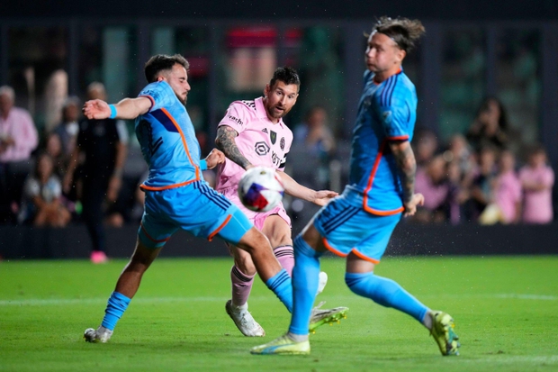 Messi tươi rói trong buổi lễ vinh danh đặc biệt, biểu cảm của cậu quý tử gây chú ý - Ảnh 4. Messi tươi rói trong buổi lễ vinh danh đặc biệt, biểu cảm của cậu quý tử gây chú ý - Ảnh 4.