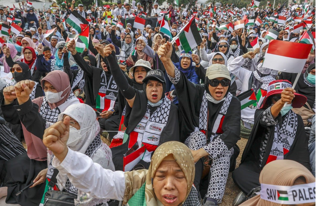 Tổ chức Hồi giáo Indonesia ra sắc lệnh kêu gọi tẩy chay hàng hoá liên quan Israel - Ảnh 1.