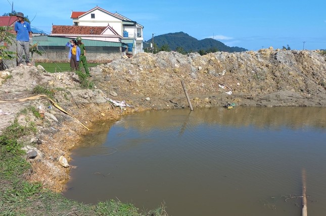 Một phụ nữ mang bầu tử vong dưới hố công trình thi công đường điện 110V - Ảnh 1. Một phụ nữ mang bầu tử vong dưới hố công trình thi công đường điện 110V - Ảnh 1.