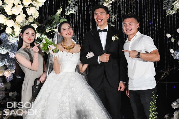 Chu Thanh Huyền dùng tay quạt cho mẹ Quang Hải, lộ hint thân mật thế này liệu sắp thành mẹ chồng con dâu? - Ảnh 7. Chu Thanh Huyền dùng tay quạt cho mẹ Quang Hải, lộ hint thân mật thế này liệu sắp thành mẹ chồng con dâu? - Ảnh 7.