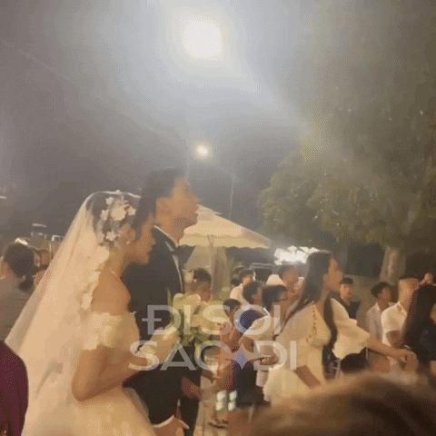 Đoàn Văn Hậu trao nụ hôn ngọt ngào cho Doãn Hải My dưới màn pháo hoa rực rỡ - Ảnh 3. Đoàn Văn Hậu trao nụ hôn ngọt ngào cho Doãn Hải My dưới màn pháo hoa rực rỡ - Ảnh 3.