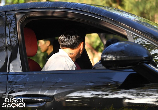 Chú rể Đoàn Văn Hậu được bố dặn dò kỹ lưỡng trước khi đi đón dâu, rạp cưới ngập tràn hoa tươi - Ảnh 3.