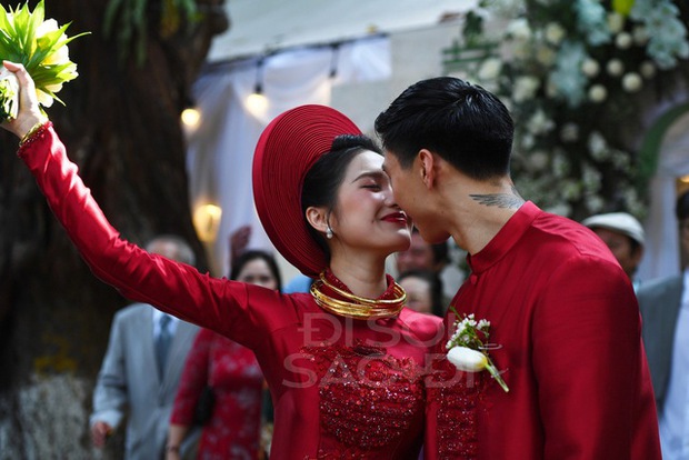 Đoàn Văn Hậu có hành động tinh tế 10 điểm khi đón nàng Doãn Hải My lên xe hoa tiền tỉ về Thái Bình - Ảnh 1.