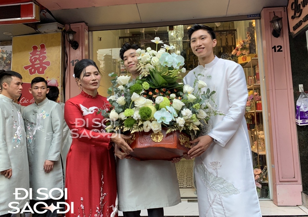  Hot: Nhà Đoàn Văn Hậu ngồi xích lô đưa lễ vật vào nhà Doãn Hải My ăn hỏi - Ảnh 1.