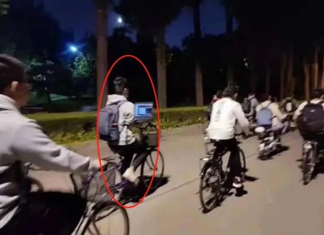 Bức ảnh chụp vô tình trong khuôn viên ĐH Thanh Hoa gây bão: Thành công hóa ra không bao giờ là ngẫu nhiên - Ảnh 2. Bức ảnh chụp vô tình trong khuôn viên ĐH Thanh Hoa gây bão: Thành công hóa ra không bao giờ là ngẫu nhiên - Ảnh 2.