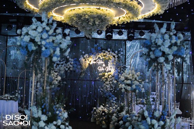 Chú rể Đoàn Văn Hậu được bố dặn dò kỹ lưỡng trước khi đi đón dâu, rạp cưới ngập tràn hoa tươi - Ảnh 11.