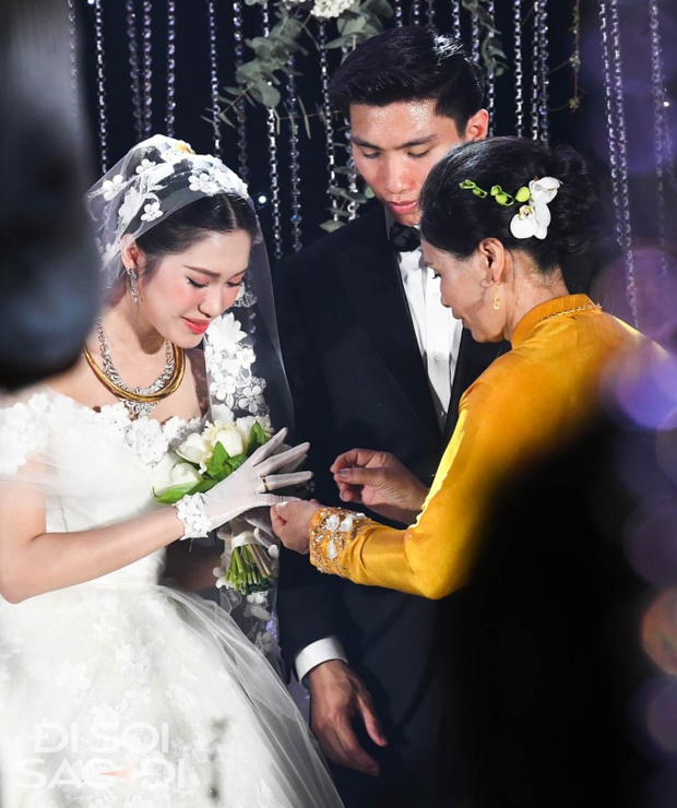 Đoàn Văn Hậu sáng nhất sân vận động thôn quê trong trận đấu quan trọng của cuộc đời - Ảnh 10. Đoàn Văn Hậu sáng nhất sân vận động thôn quê trong trận đấu quan trọng của cuộc đời - Ảnh 10.