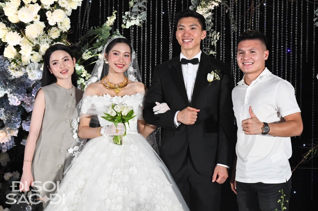 Chu Thanh Huyền dùng tay quạt cho mẹ Quang Hải, lộ hint thân mật thế này liệu sắp thành mẹ chồng con dâu? - Ảnh 6. Chu Thanh Huyền dùng tay quạt cho mẹ Quang Hải, lộ hint thân mật thế này liệu sắp thành mẹ chồng con dâu? - Ảnh 6.