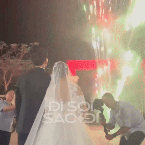 Đoàn Văn Hậu trao nụ hôn ngọt ngào cho Doãn Hải My dưới màn pháo hoa rực rỡ - Ảnh 2. Đoàn Văn Hậu trao nụ hôn ngọt ngào cho Doãn Hải My dưới màn pháo hoa rực rỡ - Ảnh 2.