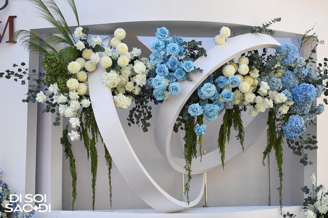 Chú rể Đoàn Văn Hậu được bố dặn dò kỹ lưỡng trước khi đi đón dâu, rạp cưới ngập tràn hoa tươi - Ảnh 10.