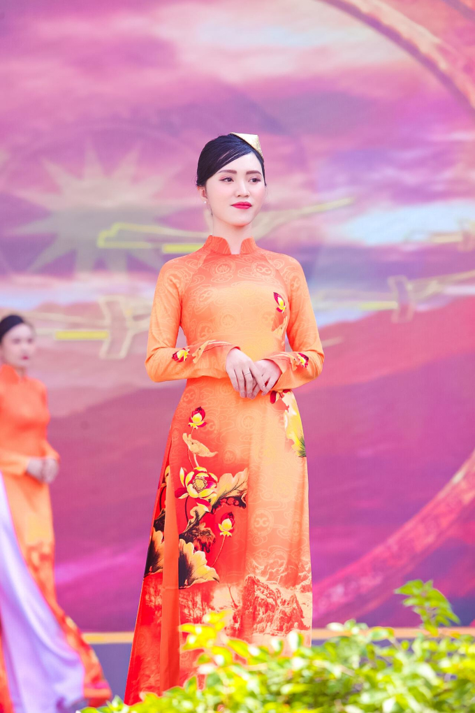 Người mẫu đặc biệt trình diễn bộ sưu tập áo dài mới của NTK Vũ Thảo Giang - Ảnh 4.