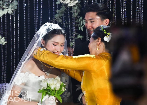 Đoàn Văn Hậu sáng nhất sân vận động thôn quê trong trận đấu quan trọng của cuộc đời - Ảnh 9. Đoàn Văn Hậu sáng nhất sân vận động thôn quê trong trận đấu quan trọng của cuộc đời - Ảnh 9.