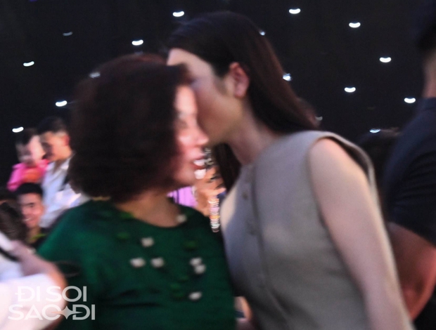 Chu Thanh Huyền dùng tay quạt cho mẹ Quang Hải, lộ hint thân mật thế này liệu sắp thành mẹ chồng con dâu? - Ảnh 5. Chu Thanh Huyền dùng tay quạt cho mẹ Quang Hải, lộ hint thân mật thế này liệu sắp thành mẹ chồng con dâu? - Ảnh 5.