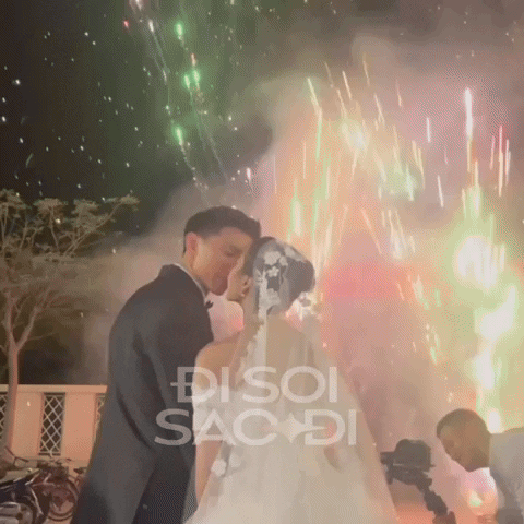 Đoàn Văn Hậu trao nụ hôn ngọt ngào cho Doãn Hải My dưới màn pháo hoa rực rỡ - Ảnh 1. Đoàn Văn Hậu trao nụ hôn ngọt ngào cho Doãn Hải My dưới màn pháo hoa rực rỡ - Ảnh 1.