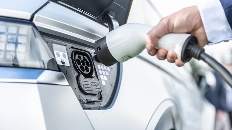 Những tiềm ẩn rủi ro của xe điện mà ít người biết - Ảnh 1.