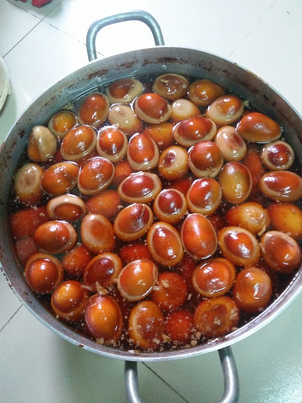 Nhanh nhảu giúp mẹ người yêu bóc trứng để làm món thịt kho trứng, cô gái nghẹn lời vì kết quả của chính mình - Ảnh 1.