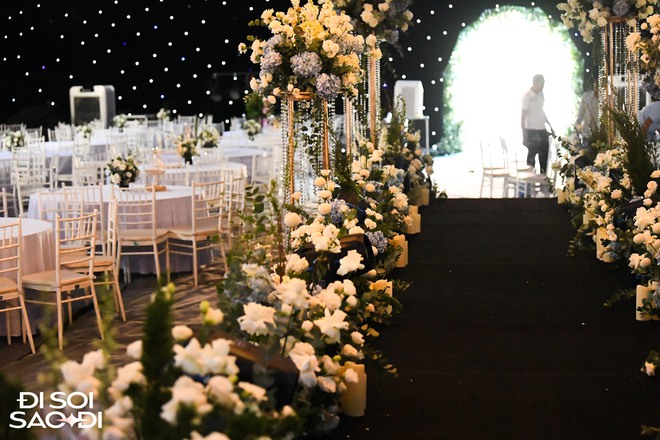 Chú rể Đoàn Văn Hậu được bố dặn dò kỹ lưỡng trước khi đi đón dâu, rạp cưới ngập tràn hoa tươi - Ảnh 8.