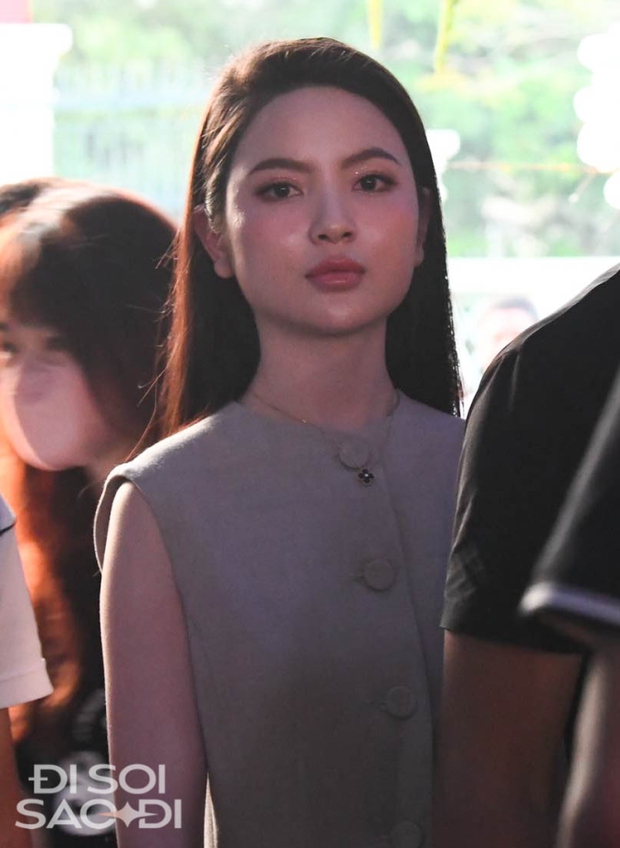 Chu Thanh Huyền dùng tay quạt cho mẹ Quang Hải, lộ hint thân mật thế này liệu sắp thành mẹ chồng con dâu? - Ảnh 3. Chu Thanh Huyền dùng tay quạt cho mẹ Quang Hải, lộ hint thân mật thế này liệu sắp thành mẹ chồng con dâu? - Ảnh 3.