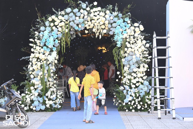 Chú rể Đoàn Văn Hậu được bố dặn dò kỹ lưỡng trước khi đi đón dâu, rạp cưới ngập tràn hoa tươi - Ảnh 7.