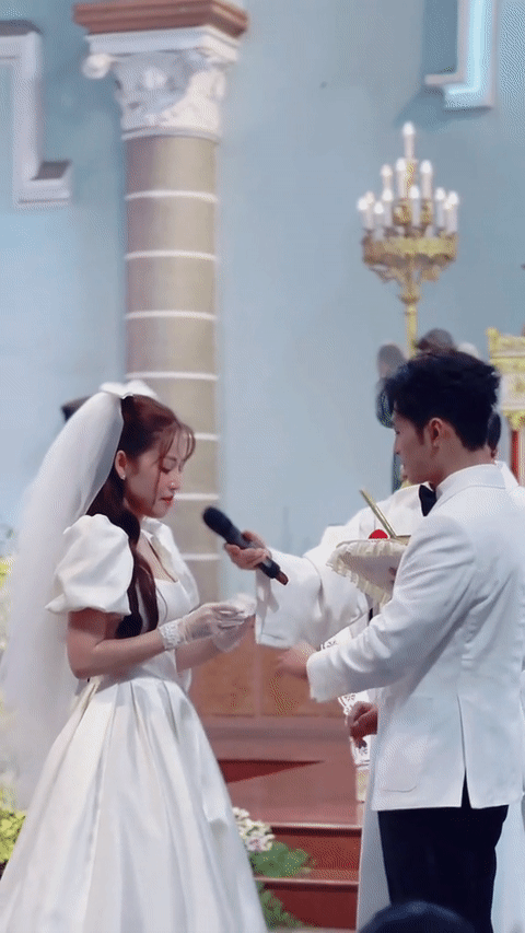 Puka và Gin Tuấn Kiệt tổ chức đám cưới ở nhà thờ vào sáng nay: Cô dâu suýt rơi nhẫn, hé lộ sao nữ Vbiz bắt được hoa - Ảnh 2. Puka và Gin Tuấn Kiệt tổ chức đám cưới ở nhà thờ vào sáng nay: Cô dâu suýt rơi nhẫn, hé lộ sao nữ Vbiz bắt được hoa - Ảnh 2.