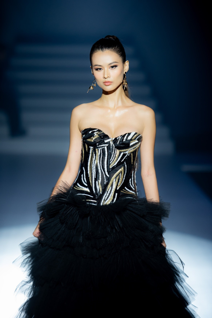 Cao Thiên Trang catwalk ấn tượng trong đêm Fashion show Hoa hậu Hoàn vũ 2023 - Ảnh 3.