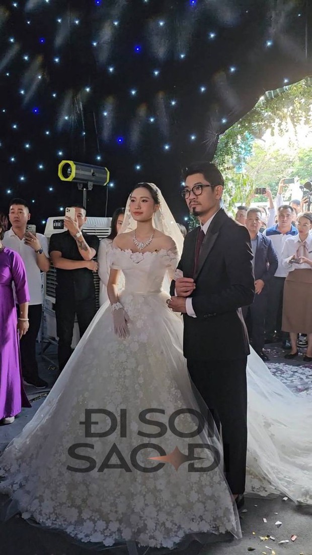 Hot nhất Thái Bình lúc này: Dân làng đổ xô xem đám cưới Đoàn Văn Hậu, visual cô dâu mặc váy cưới sáng bừng - Ảnh 5. Hot nhất Thái Bình lúc này: Dân làng đổ xô xem đám cưới Đoàn Văn Hậu, visual cô dâu mặc váy cưới sáng bừng - Ảnh 5.