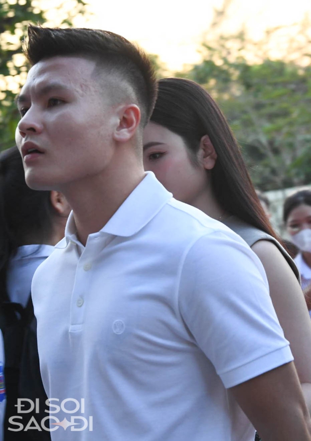 Chu Thanh Huyền dùng tay quạt cho mẹ Quang Hải, lộ hint thân mật thế này liệu sắp thành mẹ chồng con dâu? - Ảnh 2. Chu Thanh Huyền dùng tay quạt cho mẹ Quang Hải, lộ hint thân mật thế này liệu sắp thành mẹ chồng con dâu? - Ảnh 2.