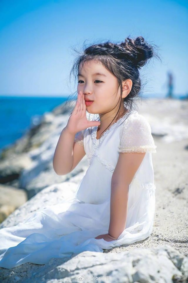 Sao nhí kiếm hợp đồng 3,3 tỷ nhưng bị cha mẹ coi là cỗ máy in tiền để nuôi em trai bây giờ thế nào? - Ảnh 2. Sao nhí kiếm hợp đồng 3,3 tỷ nhưng bị cha mẹ coi là cỗ máy in tiền để nuôi em trai bây giờ thế nào? - Ảnh 2.