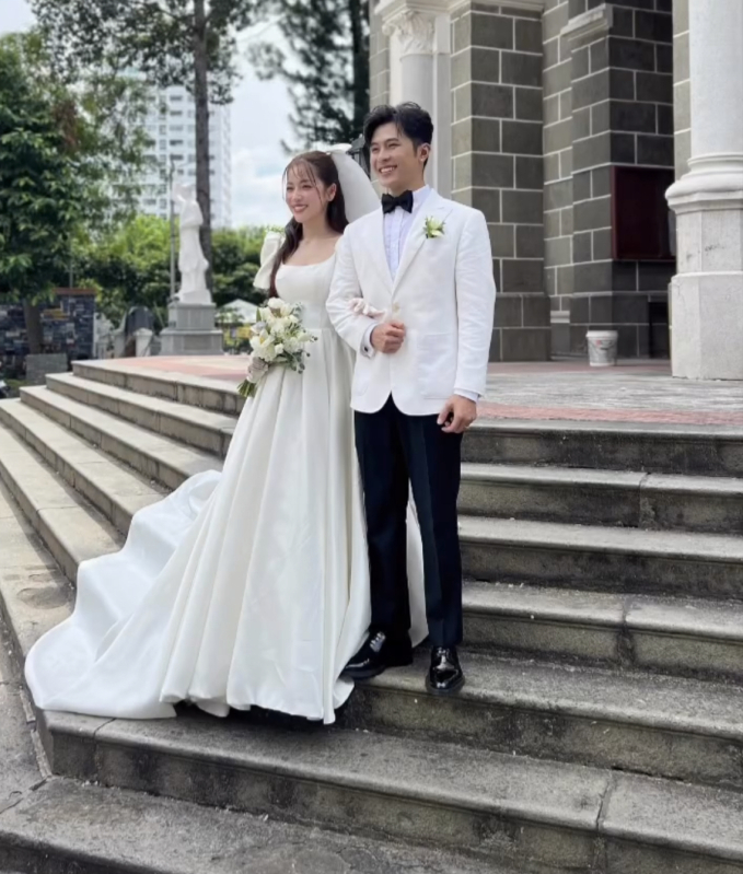Puka và Gin Tuấn Kiệt tổ chức đám cưới ở nhà thờ vào sáng nay: Cô dâu suýt rơi nhẫn, hé lộ sao nữ Vbiz bắt được hoa - Ảnh 1.