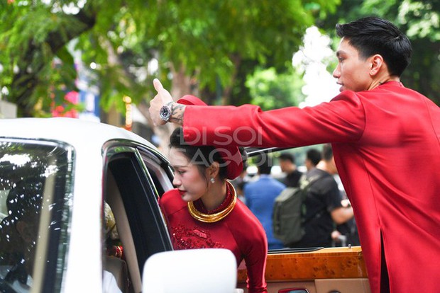 Đoàn Văn Hậu có hành động tinh tế 10 điểm khi đón nàng Doãn Hải My lên xe hoa tiền tỉ về Thái Bình - Ảnh 4.