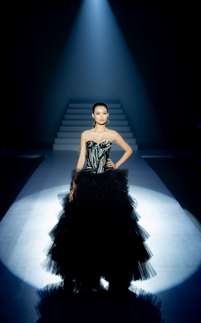 Cao Thiên Trang catwalk ấn tượng trong đêm Fashion show Hoa hậu Hoàn vũ 2023 - Ảnh 2.