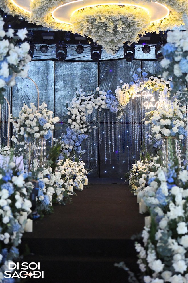 Chú rể Đoàn Văn Hậu được bố dặn dò kỹ lưỡng trước khi đi đón dâu, rạp cưới ngập tràn hoa tươi - Ảnh 5.
