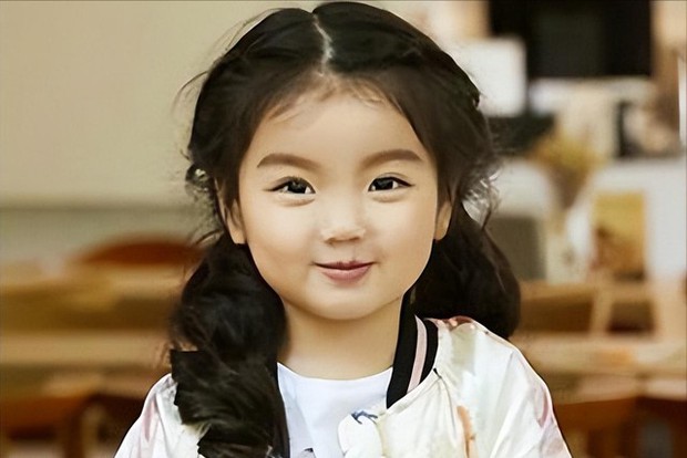 Sao nhí kiếm hợp đồng 3,3 tỷ nhưng bị cha mẹ coi là cỗ máy in tiền để nuôi em trai bây giờ thế nào? - Ảnh 1. Sao nhí kiếm hợp đồng 3,3 tỷ nhưng bị cha mẹ coi là cỗ máy in tiền để nuôi em trai bây giờ thế nào? - Ảnh 1.