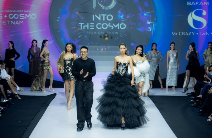 Cao Thiên Trang catwalk ấn tượng trong đêm Fashion show Hoa hậu Hoàn vũ 2023 - Ảnh 1.