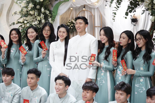  Loạt ảnh nét căng trong đám hỏi Doãn Hải My và Đoàn Văn Hậu: Cô dâu chú rể khoá môi ngọt ngào!  - Ảnh 3.