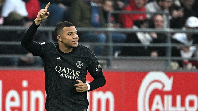 Mbappe lập hat-trick siêu đẳng, đưa PSG lên ngôi đầu - Ảnh 1.