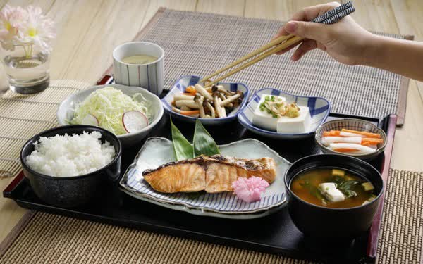 Tại sao người Nhật ăn cơm mỗi ngày nhưng hiếm khi bị tiểu đường, béo phì? 3 cách ăn của họ rất đáng để học tập - Ảnh 2.