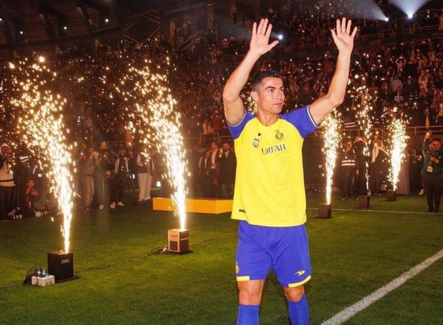 Nhà lầu, xe hơi và đồng hồ tiền tỷ: Ronaldo và cuộc sống như ông hoàng khi chuyển đến Al Nassr - Ảnh 1.