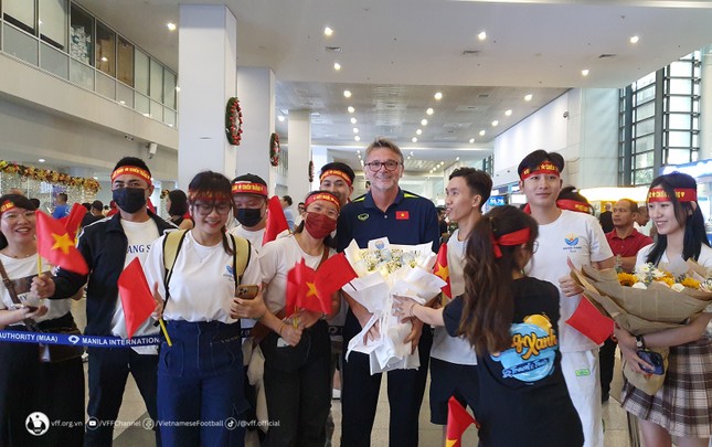 Đội tuyển Việt Nam đổ bộ Philippines, được người hâm mộ chào đón nồng nhiệt - Ảnh 1.