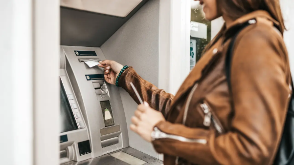 Nhờ nhân viên ngân hàng chuyển tiền bằng ATM, nhưng hụt mất 1/2: Cảnh sát ập đến vạch trần thủ đoạn lừa đảo tinh vi mới - Ảnh 1.