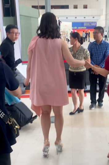 Nữ diễn viên Việt nổi tiếng gây tranh cãi vì đi giày hơn chục phân dù đang mang bầu 5 tháng - Ảnh 2.