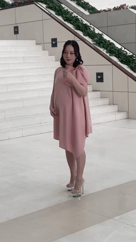 Nữ diễn viên Việt nổi tiếng gây tranh cãi vì đi giày hơn chục phân dù đang mang bầu 5 tháng - Ảnh 1.