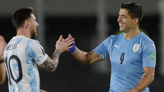 Uruguay gọi Luis Suarez trở lại để quyết đấu Lionel Messi - Ảnh 1.